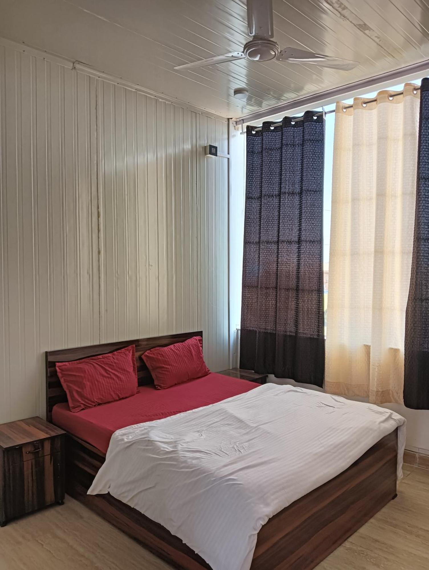 Krishna Fun Land Hotel Матура Екстериор снимка
